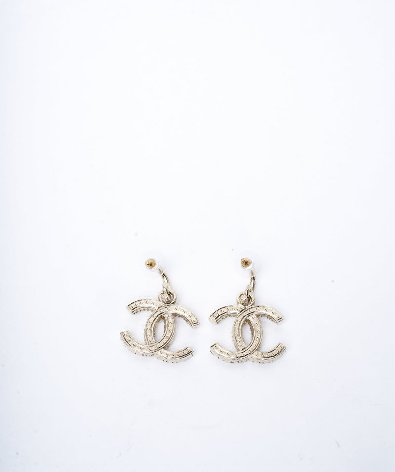 Chanel Faux Pearl Cc Earrings In Silver