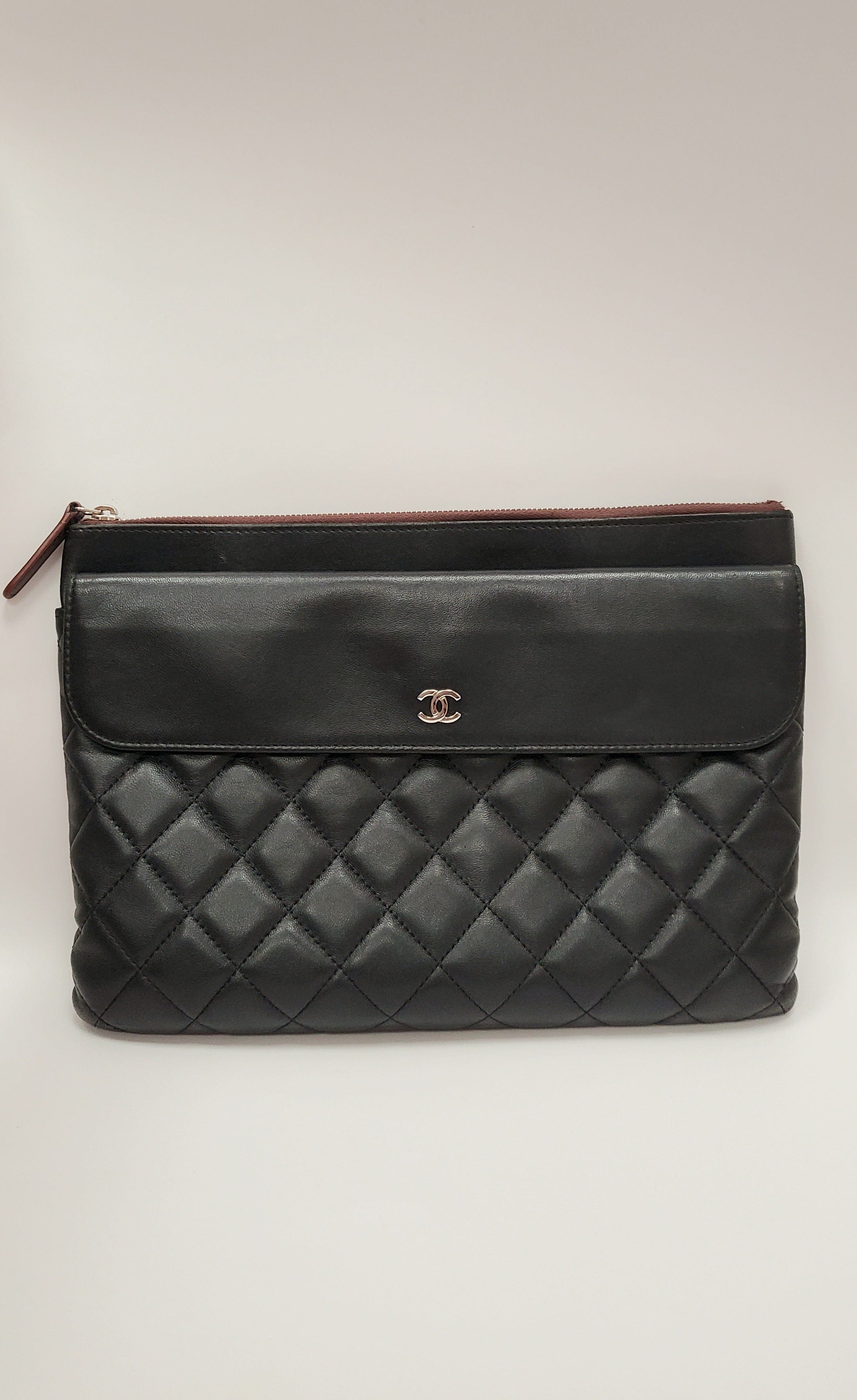 Chanel Chanel O Case Flap Clutch Medium
Black Lambskin SKL1272