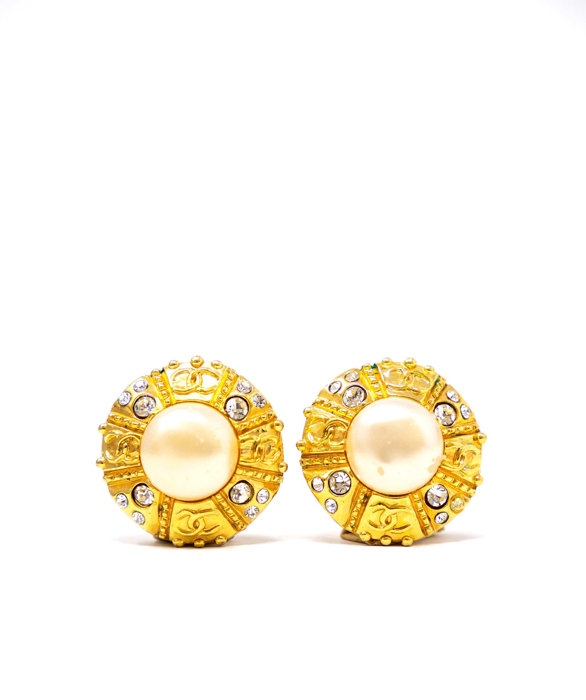 Chanel Chanel Pearl and Gold Vintage Clip Earrings - AGL2069