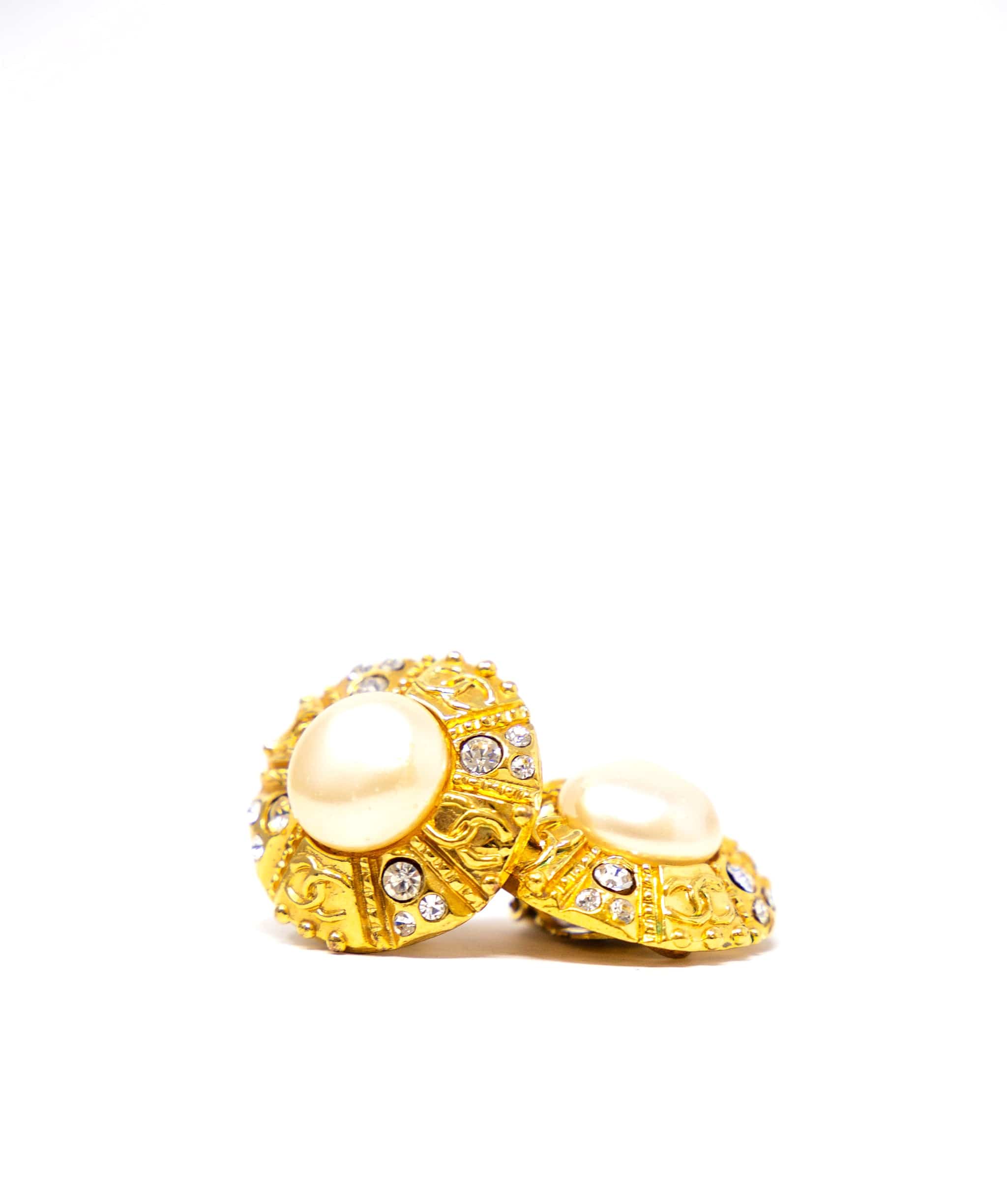 Chanel Chanel Pearl and Gold Vintage Clip Earrings - AGL2069