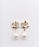 Chanel Chanel pearl cc logo with pearl drop earrings