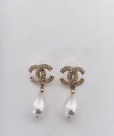 Chanel Chanel pearl cc logo with pearl drop earrings