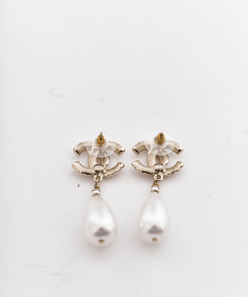 Chanel pearl cc logo with pearl drop earrings – LuxuryPromise