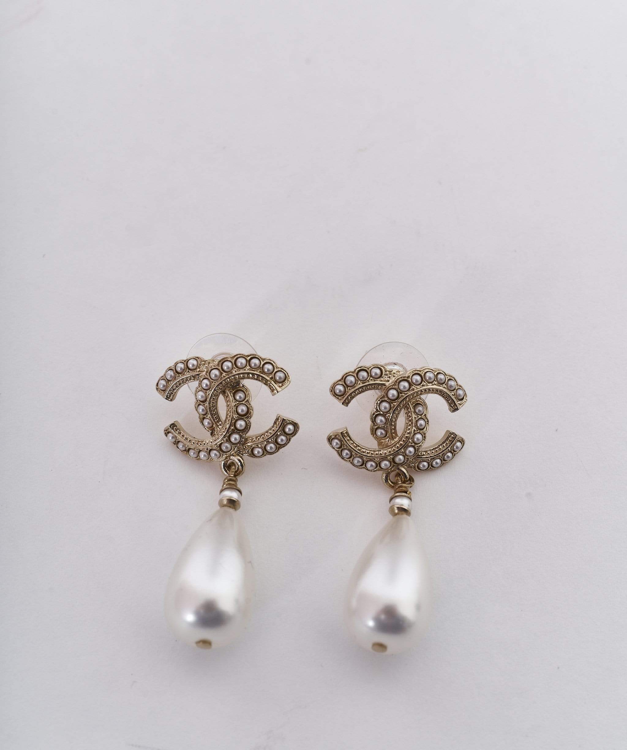 NWT 22A Chanel Classic CC Logo Gold Pearl White Stud Earrings