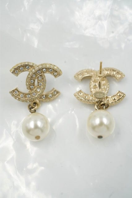 Chanel Chanel pearl drop earring with CC crystals - AWL3818