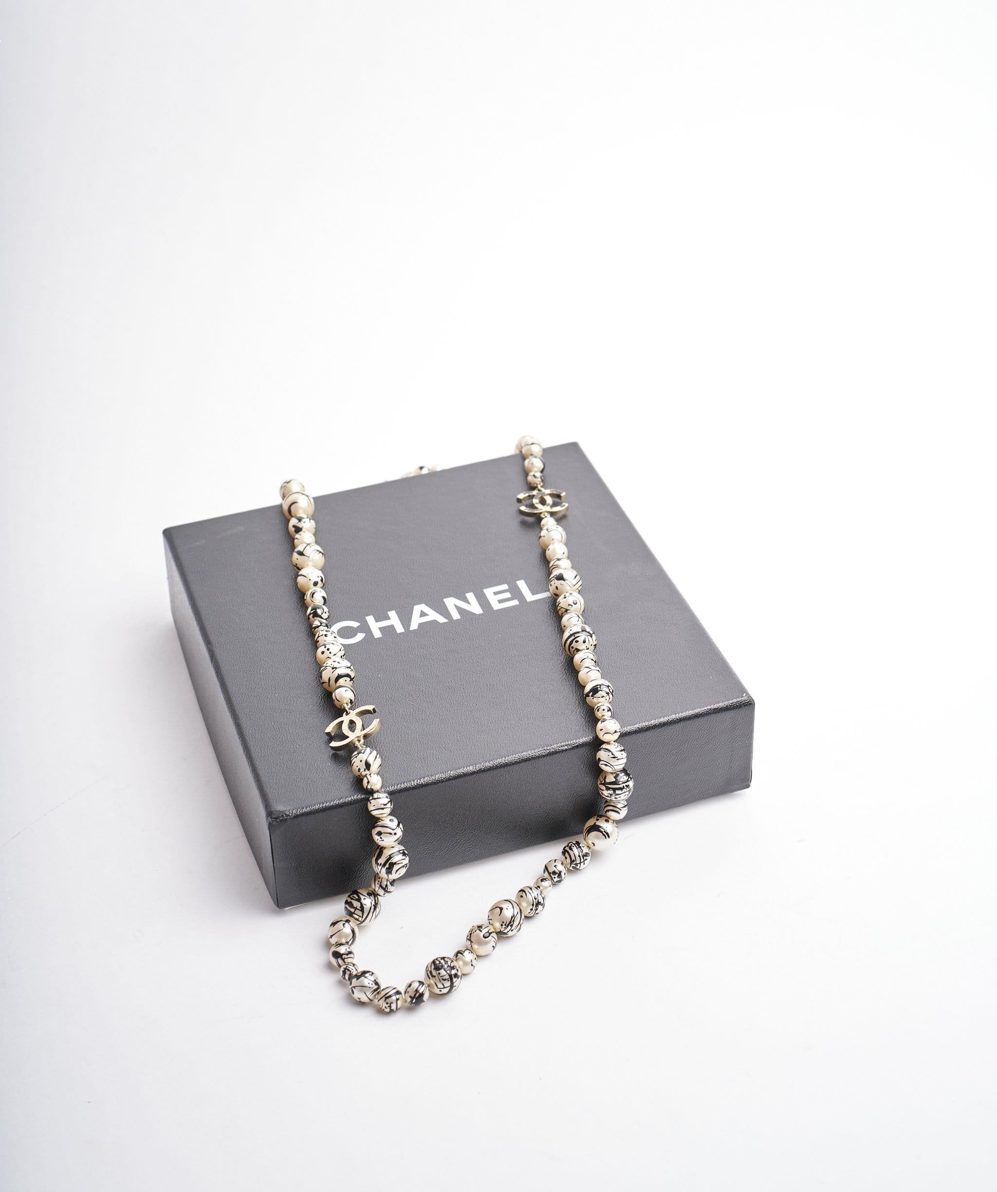 Chanel Chanel pearl necklace black and white