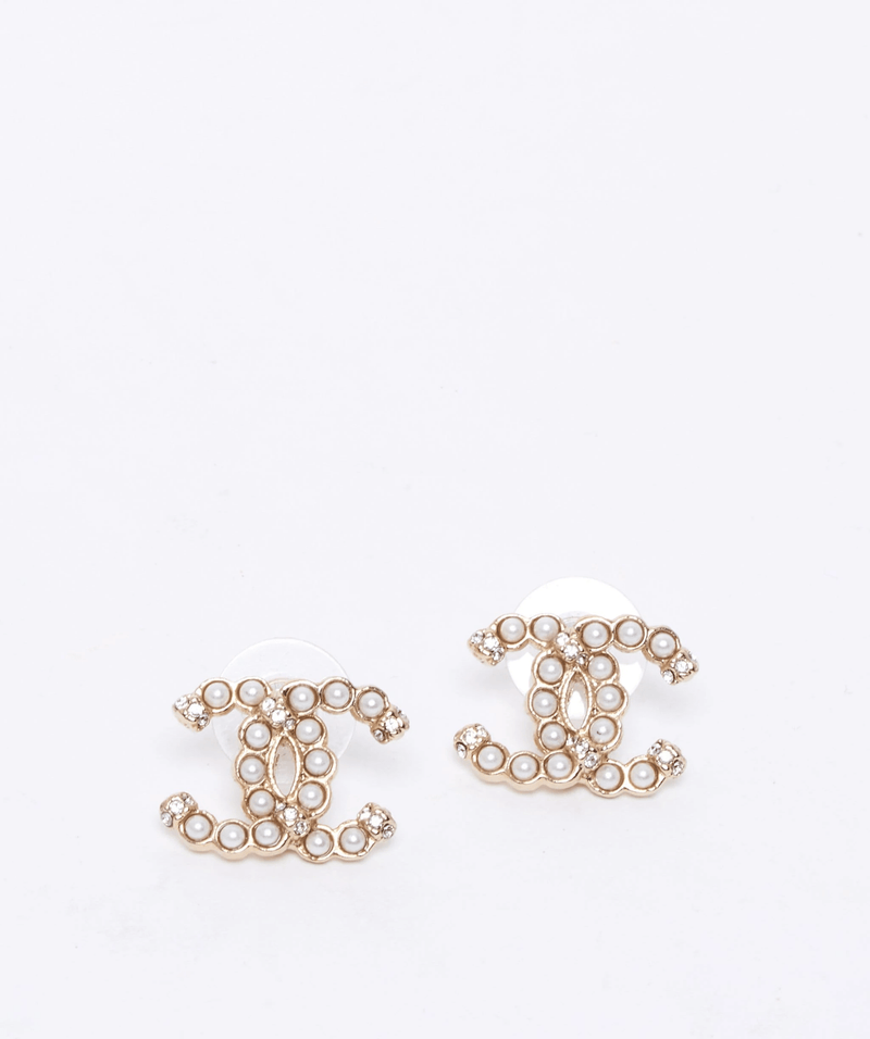 Chanel gold deals and pearl earrings