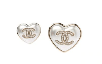 Chanel Chanel Resin Crystal Cc Heart Brooch Set Pearly White ASL2706