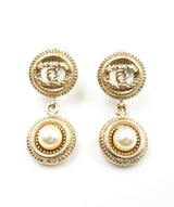 Chanel Chanel round gold button with pearl circle drop - AWL3754