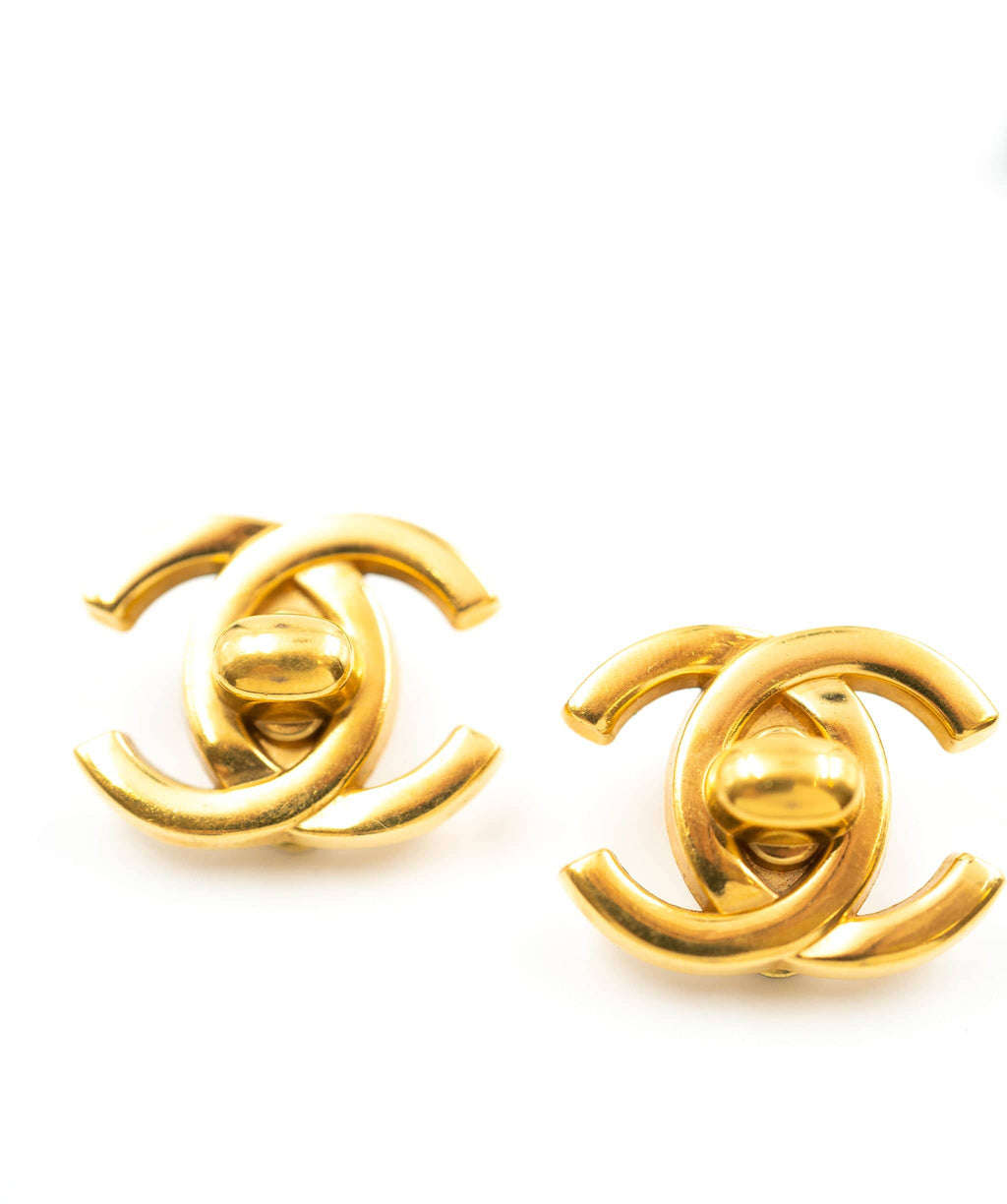 Chanel 96a Cc Logo Turn Lock Pearl Drop Clip On Earrings