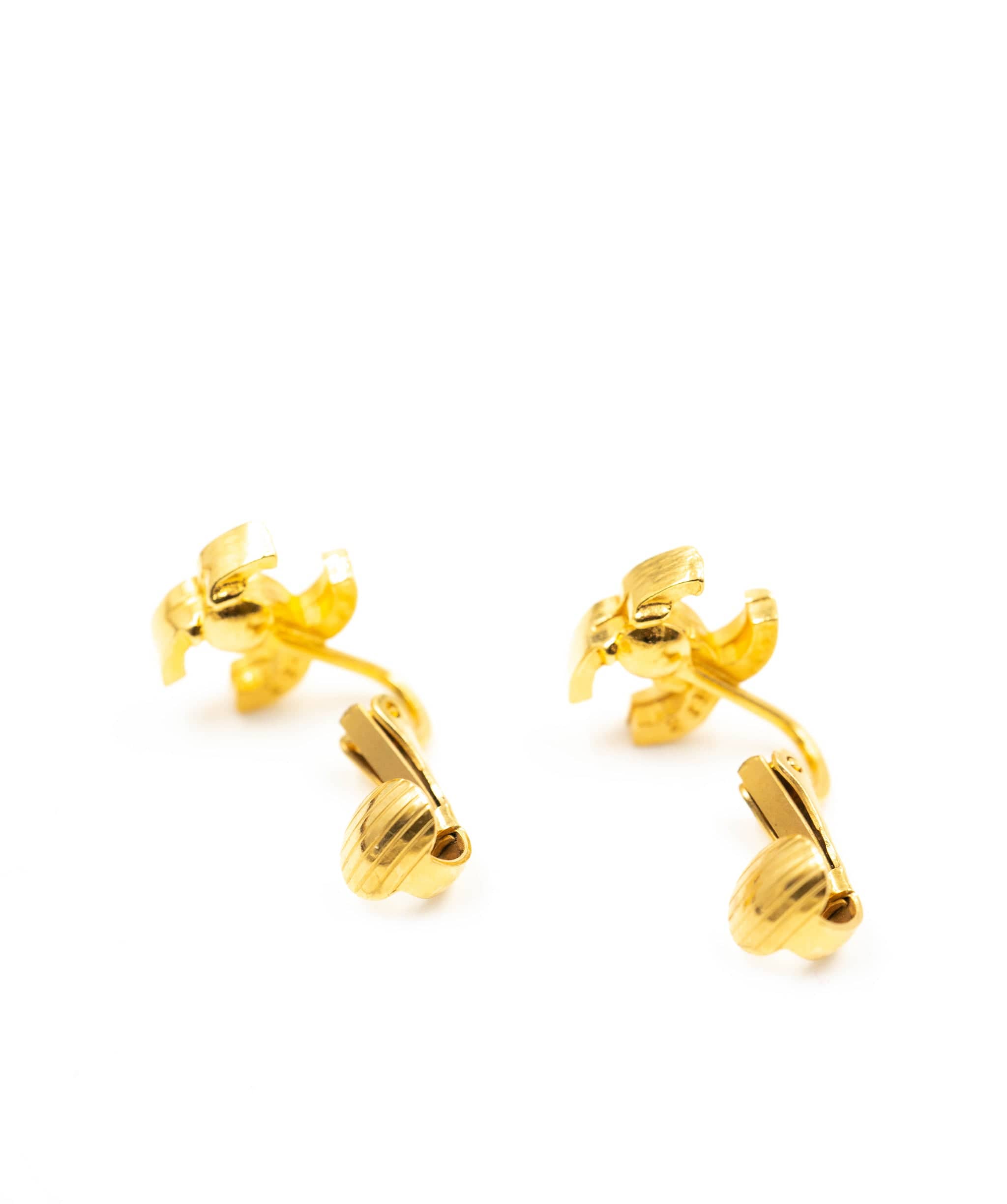 Chanel Chanel vintage gold tiny CC logo clip-on earrings ASL4012