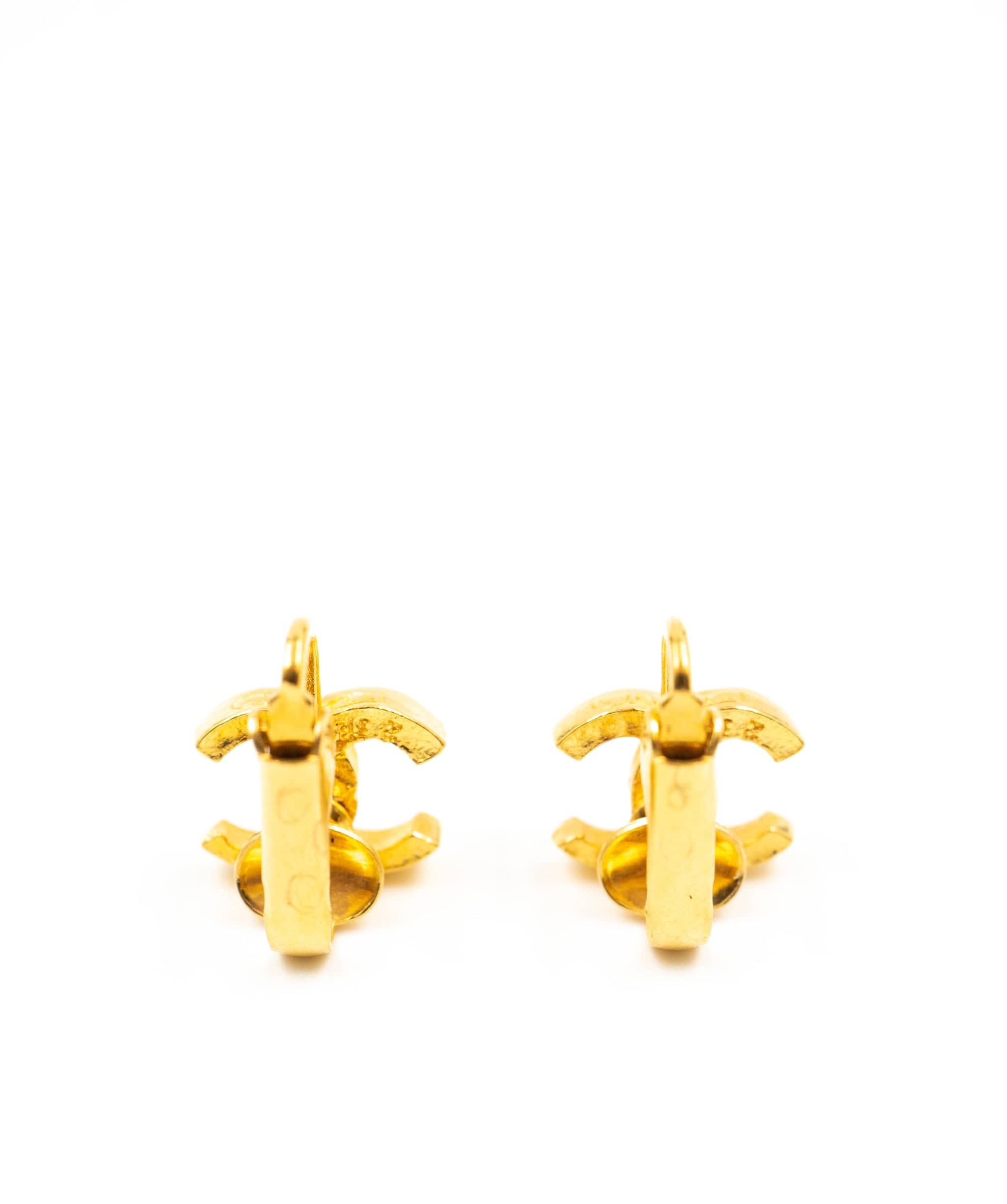 Chanel Chanel vintage gold tiny CC logo clip-on earrings ASL4012