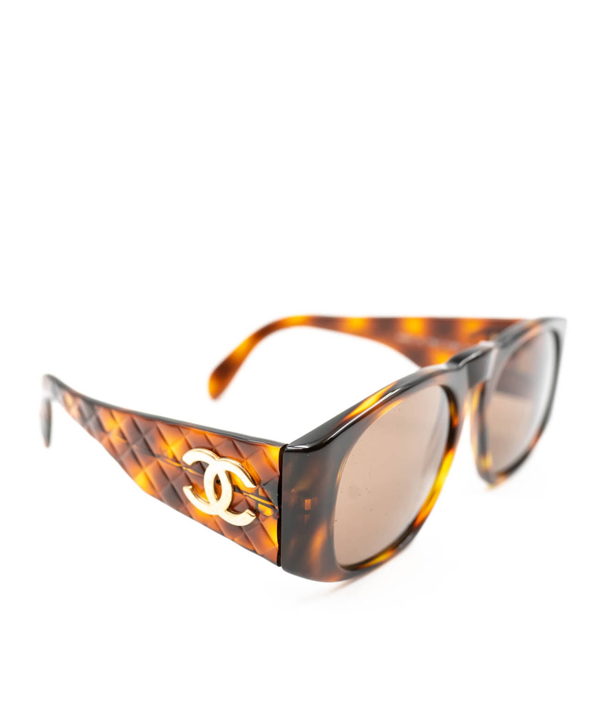 Chanel Chanel Vintage Tortoiseshell with Quilted Arm and CC logo - AWL3602