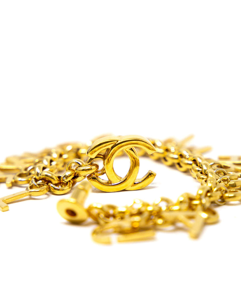 Vintage Chanel necklace turnlock CC logo round pendant | Vintage Five