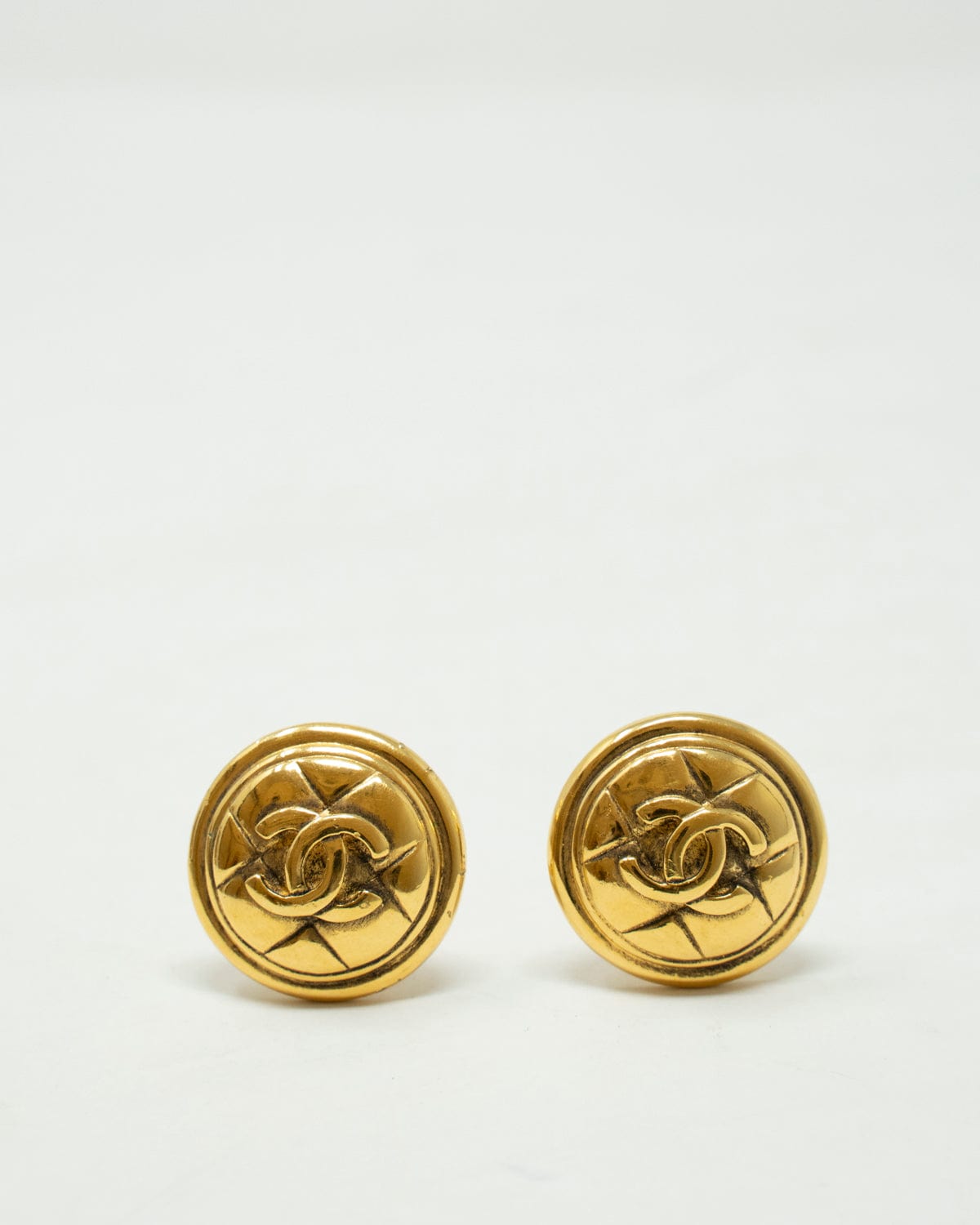 Chanel Vintage Chanel Gold Plated CC Matelassé Round Clip On Earrings - ASL2402
