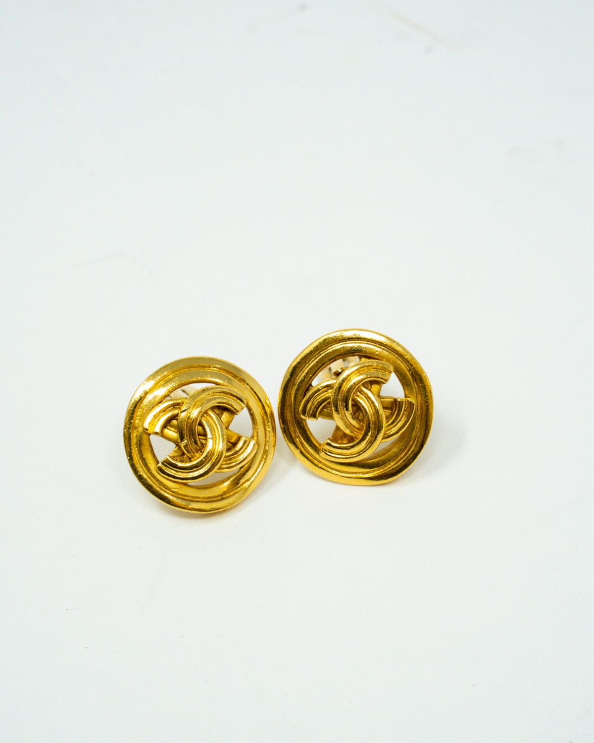 Chanel Vintage Chanel Gold Plated Round CC Clip On Earrings - ASL2400