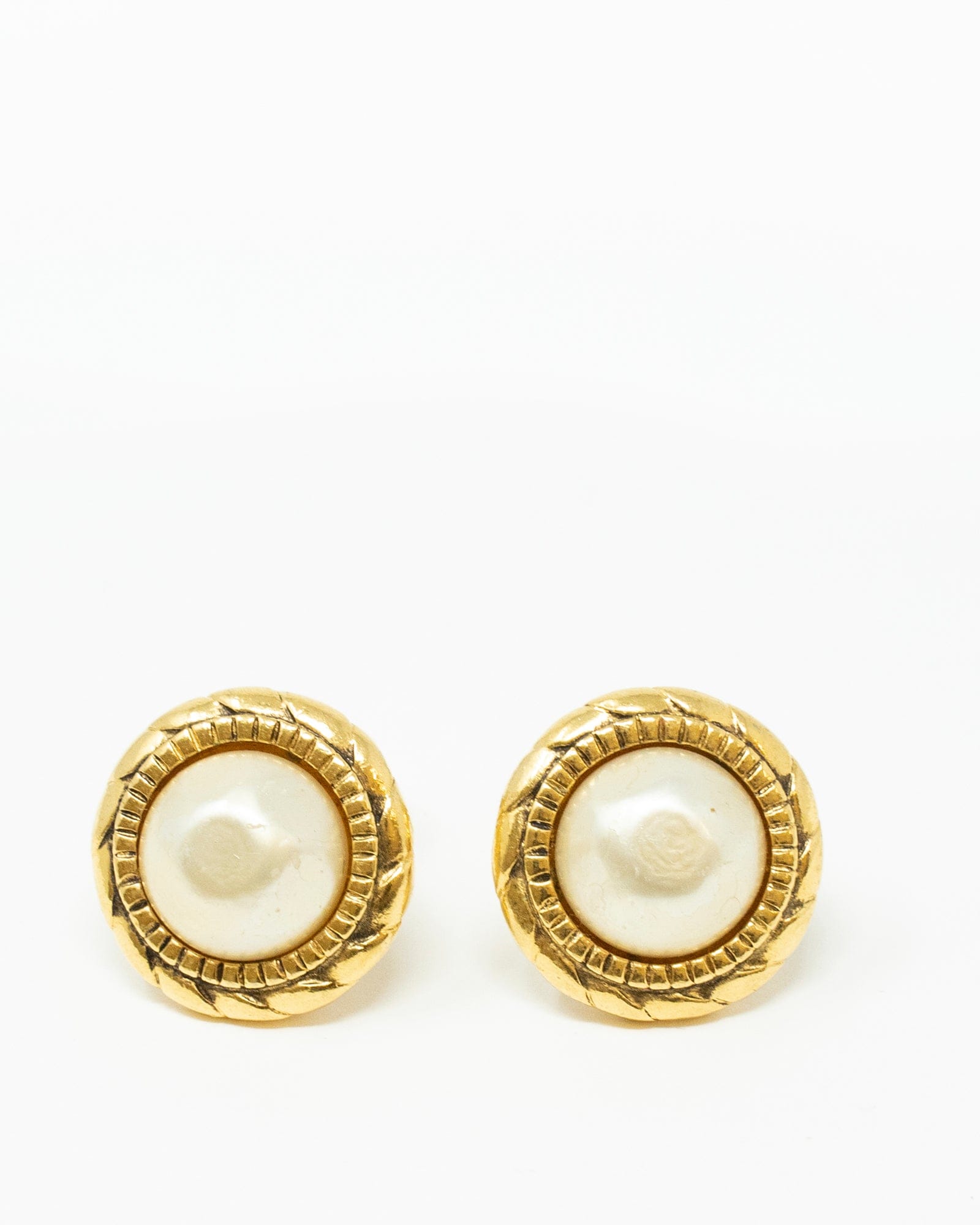 Chanel Vintage Chanel round gold and pearl clip-on earrings - AGL2127