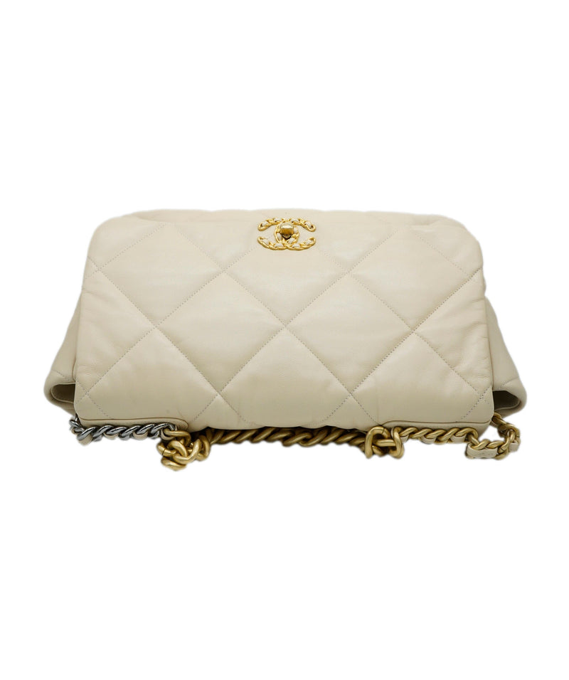 Chanel 19 leather handbag Chanel Beige in Leather - 25843764