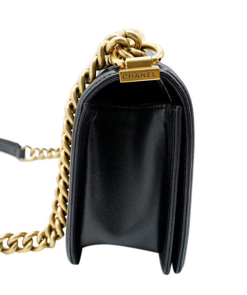 Wallet on chain - Grained shiny calfskin & gold-tone metal, black — Fashion  | CHANEL