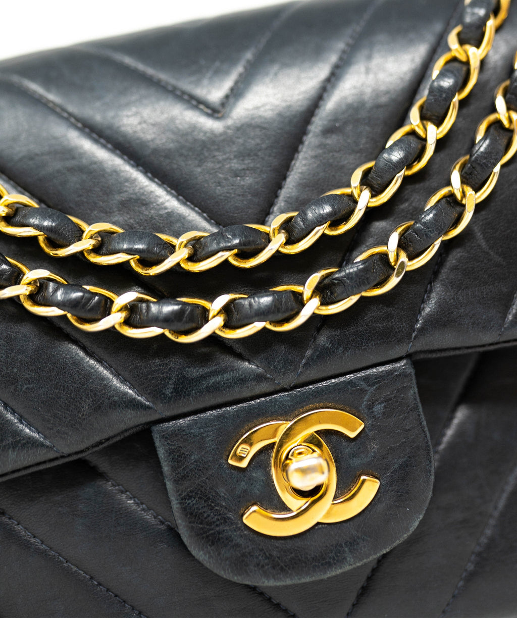 Chanel Black Vertical Chevron Lambskin Flap Bag – como-vintage