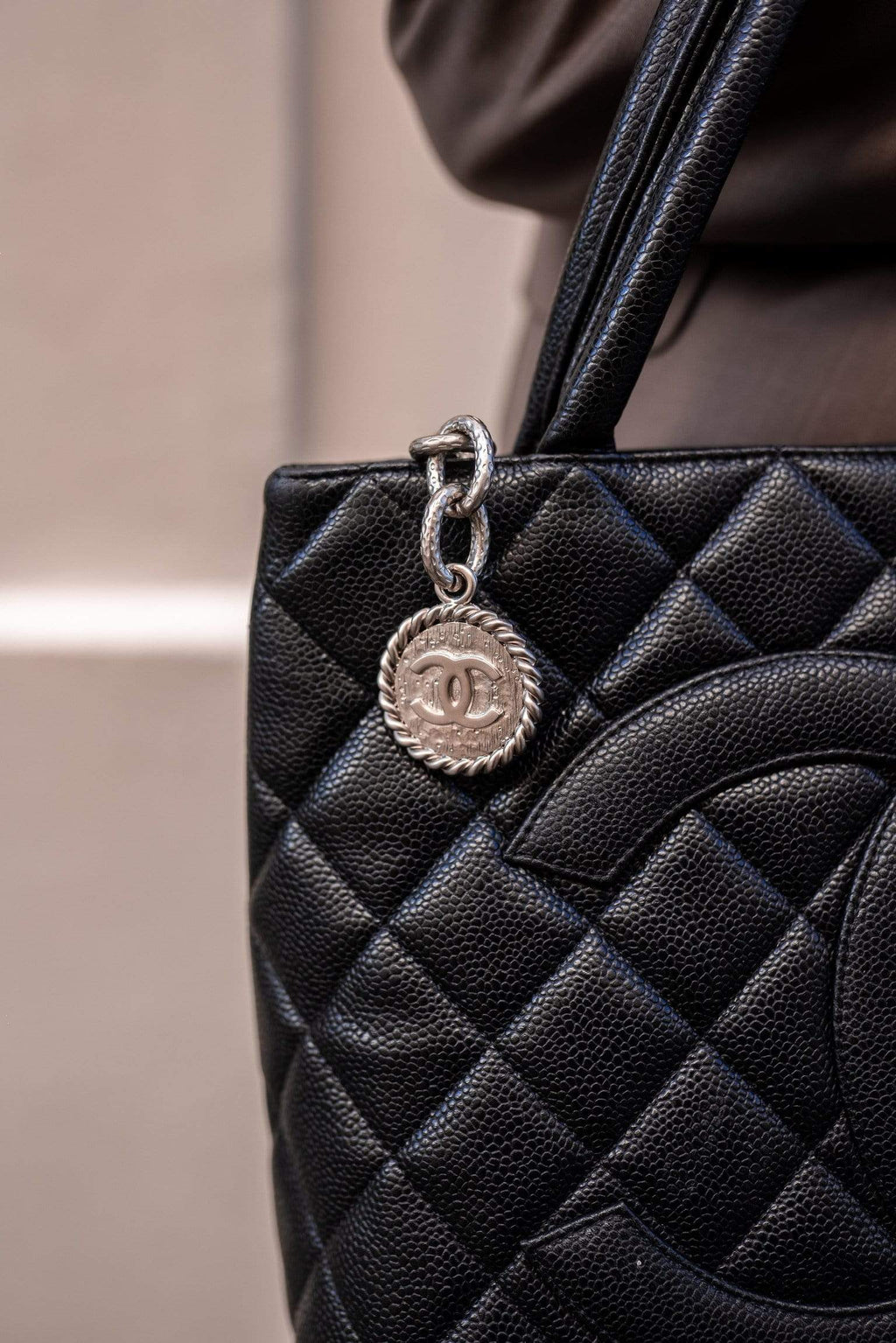 Authentic CHANEL CC Logo CAVIAR Quilted Leather Medallion Tote Bag Purse  C301