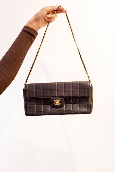 Chanel - Authenticated East West Chocolate Bar Handbag - Leather Black for Women, Good Condition