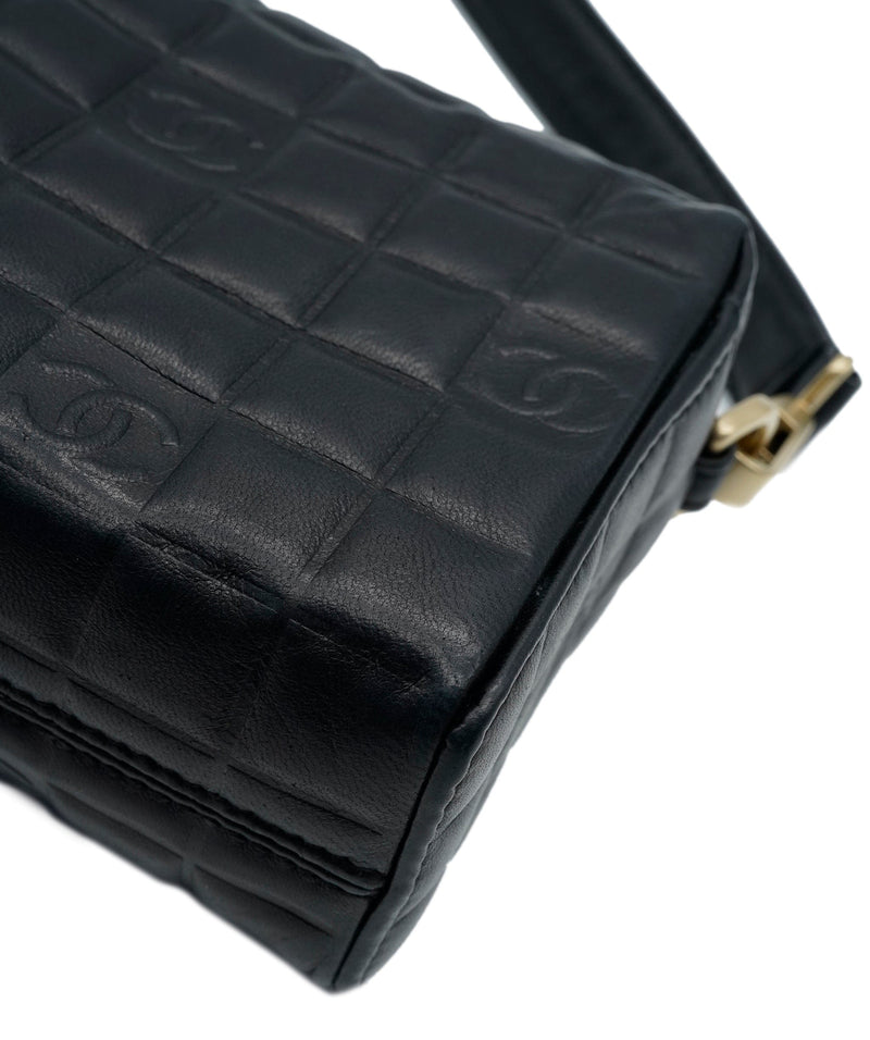 CHANEL, Bags, Chanel Vintage Chocolate Bar Cc Pochette