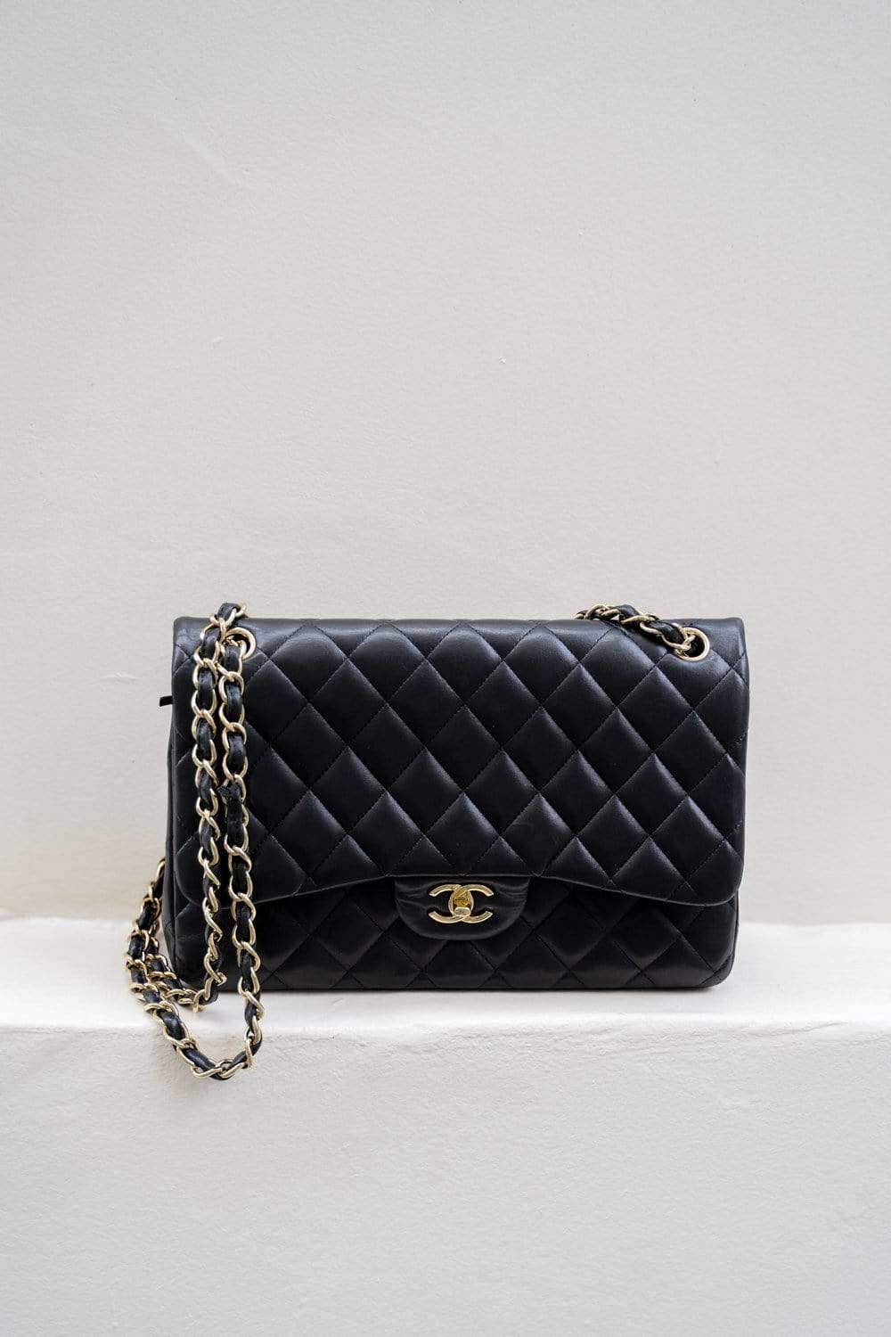 Chanel classic flap online black