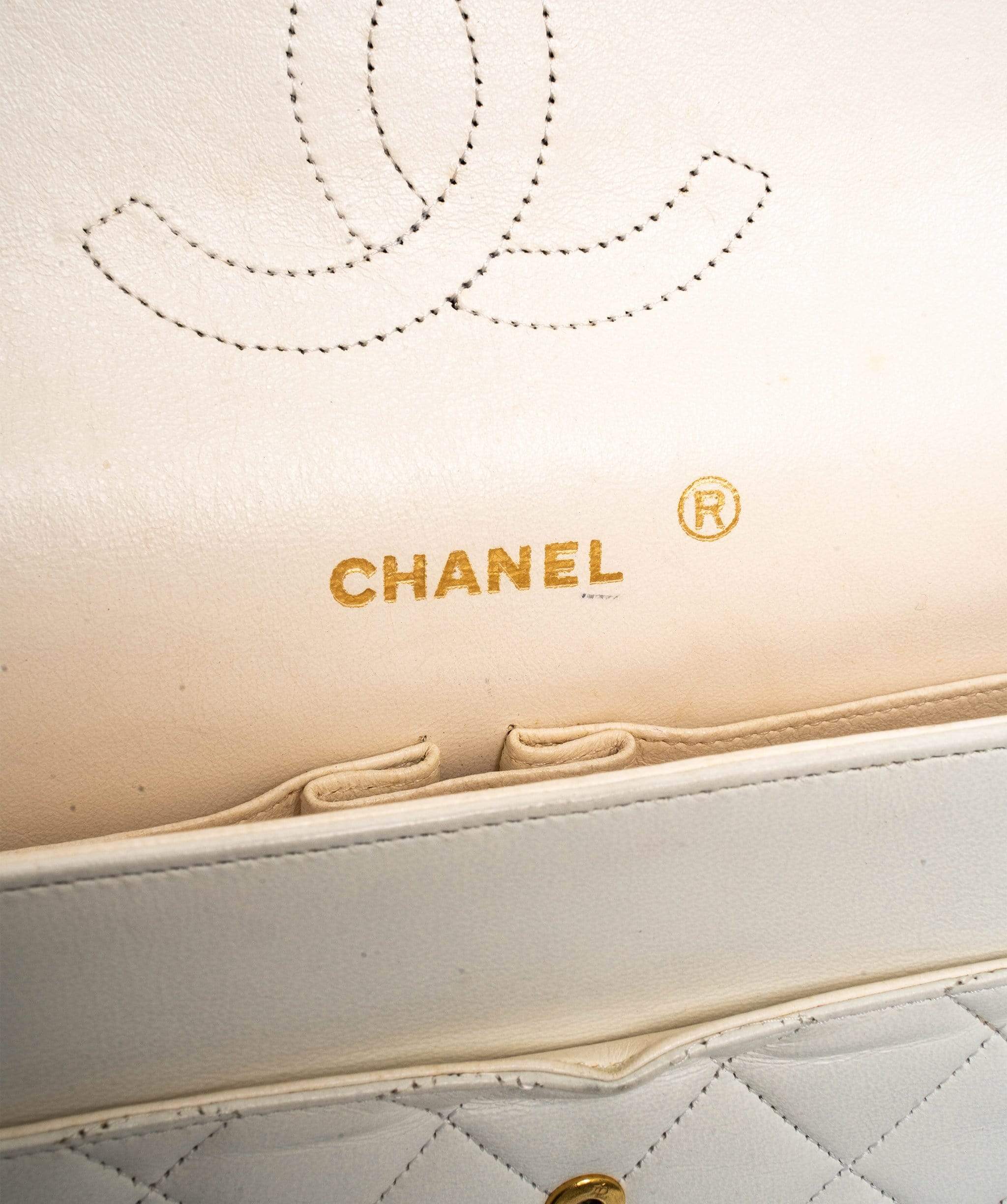 Chanel Chanel classic white flap lambskin bag gold hardware - ASL1653