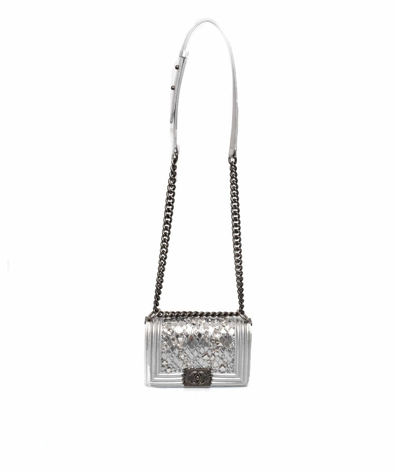 Chanel - Authenticated Boy Handbag - Glitter Silver Plain for Women, Good Condition