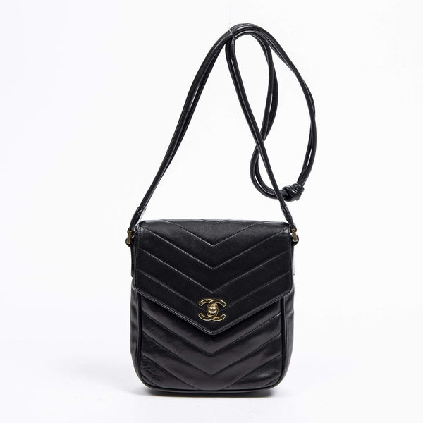 Chanel Vintage CC Turnlock Crossbody Bag - AWL1269 – LuxuryPromise