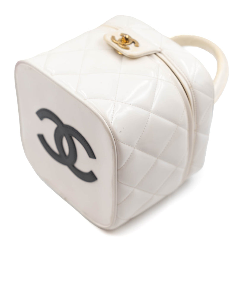 Chanel Vintage white patent leather vanity bag with black CC at bottom -  AWL3616