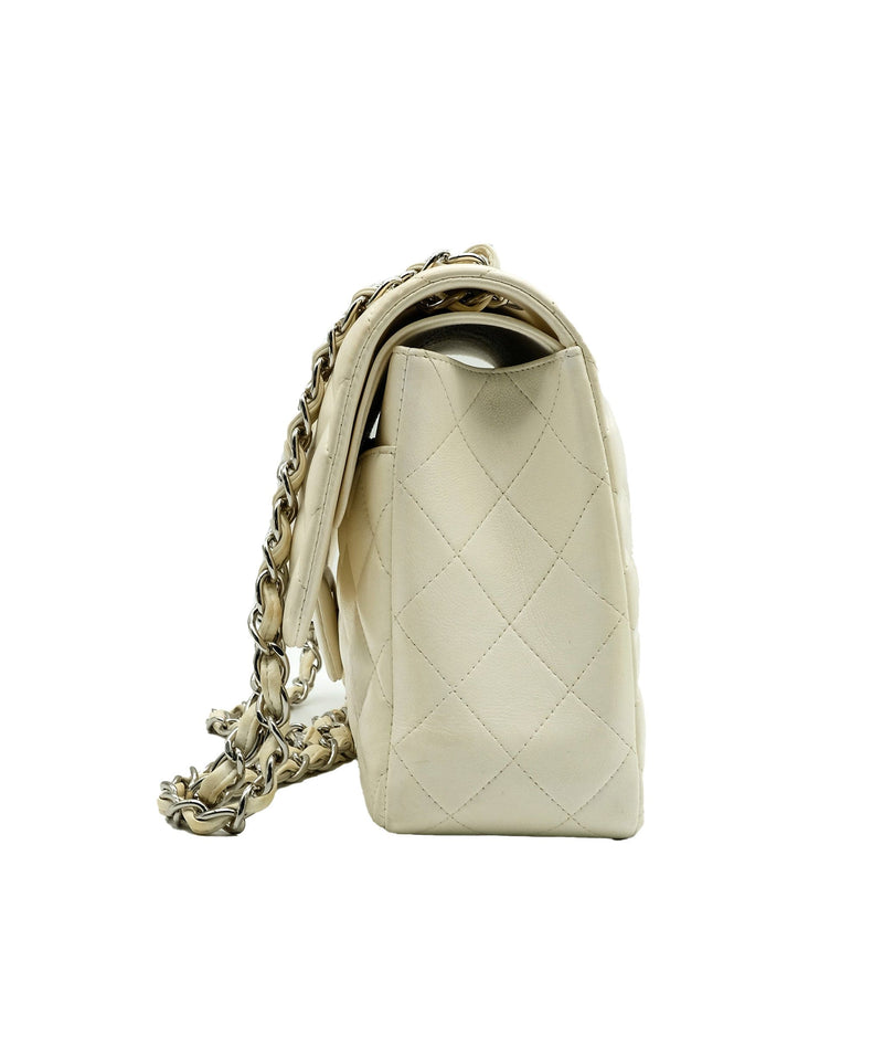Chanel Chanel White Jumbo Classic Double Flap RJC1572