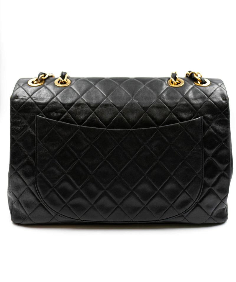 Chanel Chanel XL Classic Flap black with gold hardware - ASL1655
