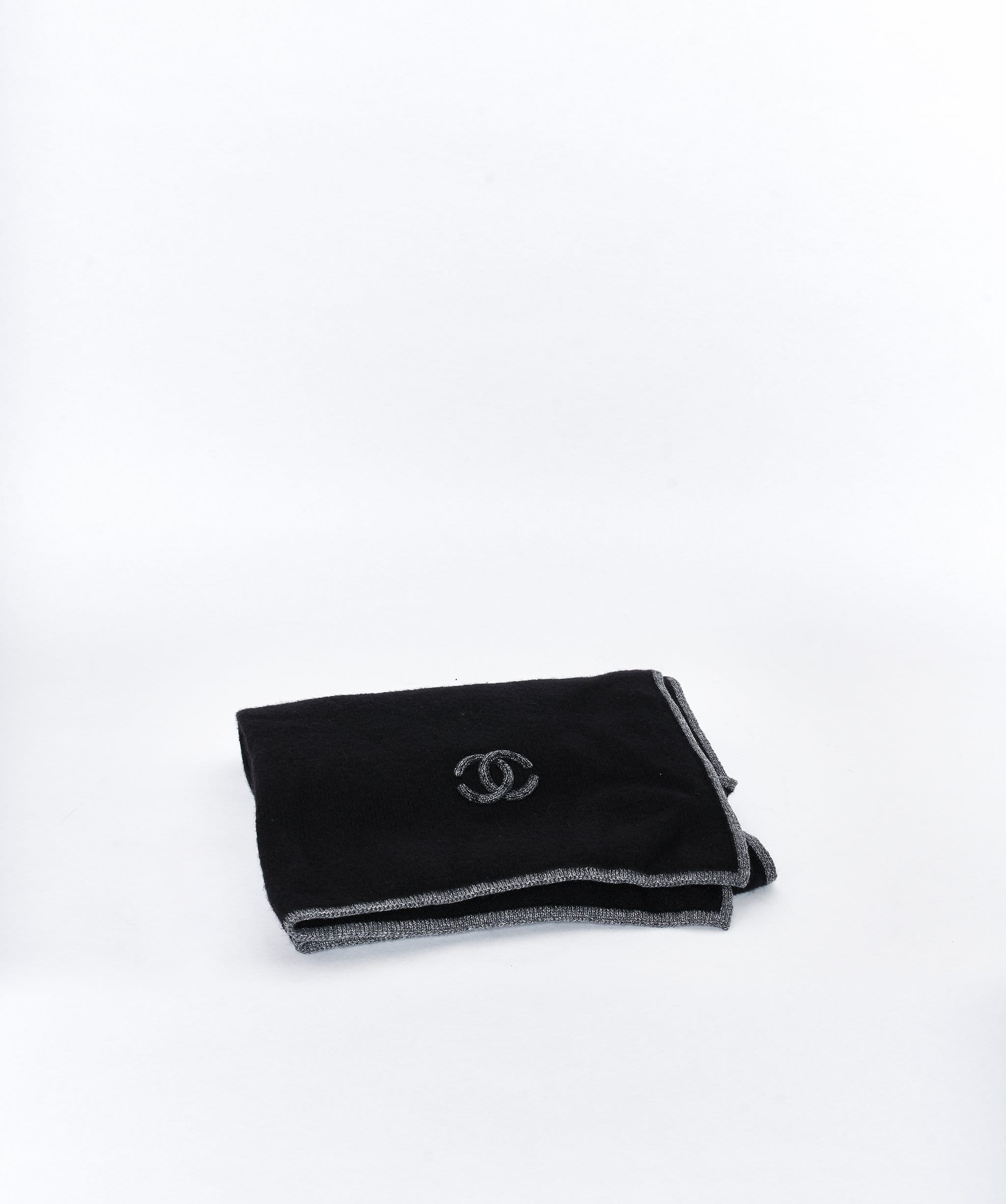 Chanel cashmere black scarf and hat set with grey CC logo – LuxuryPromise