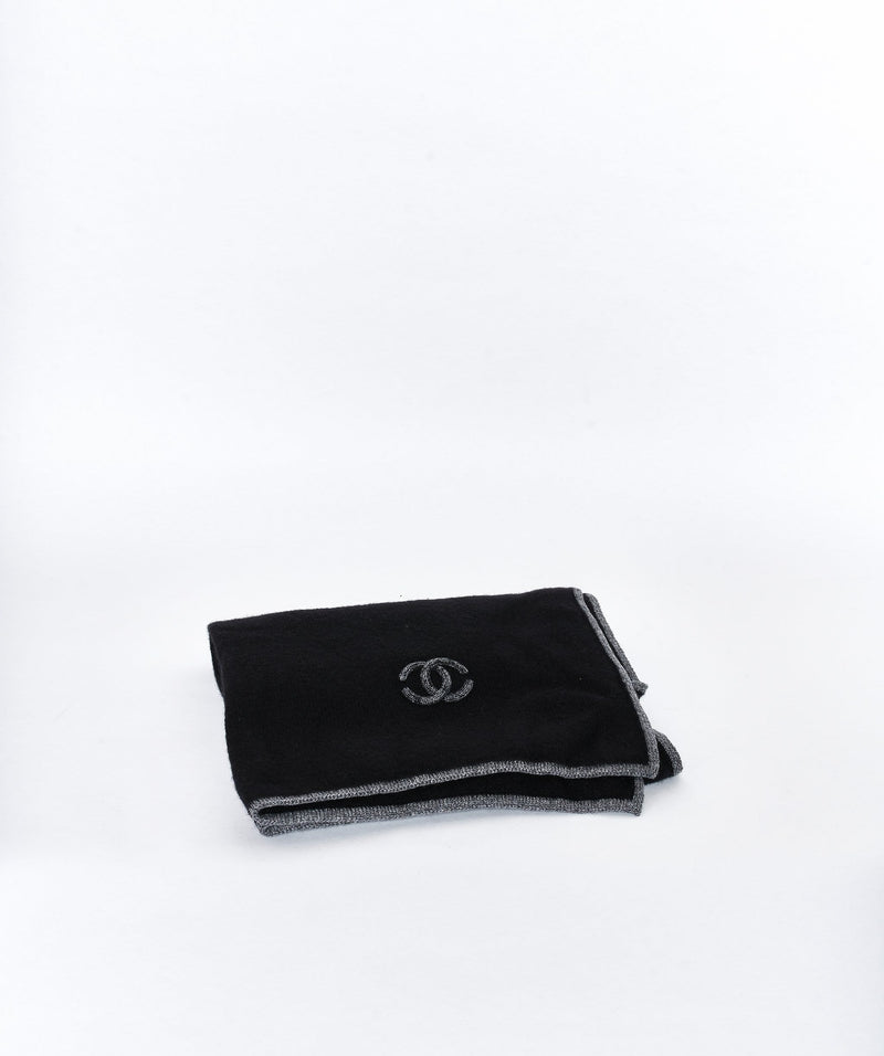 Chanel Chanel cashmere black scarf and hat set with grey CC logo