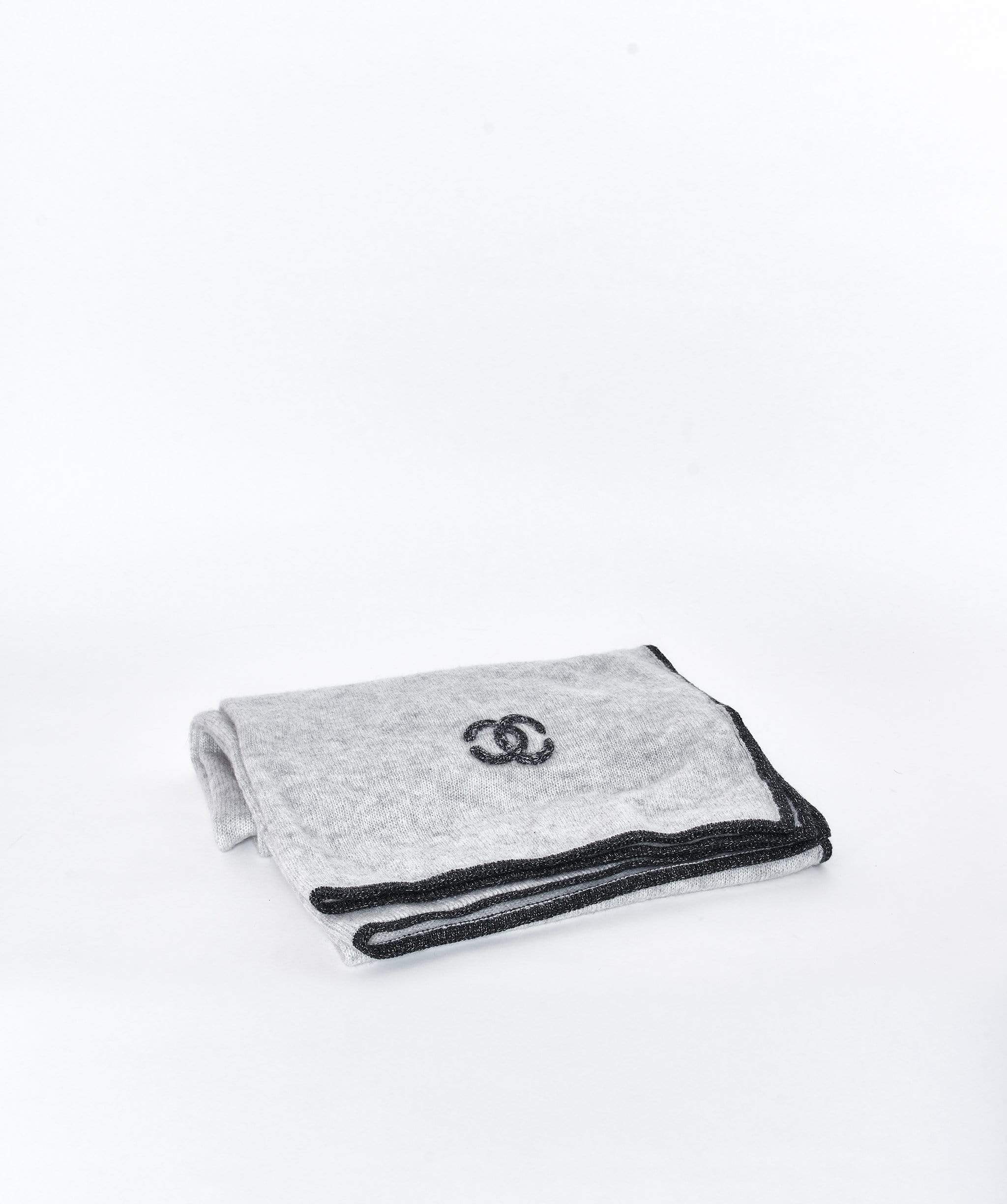 Chanel Chanel cashmere grey scarf and hat set with grey CC logo