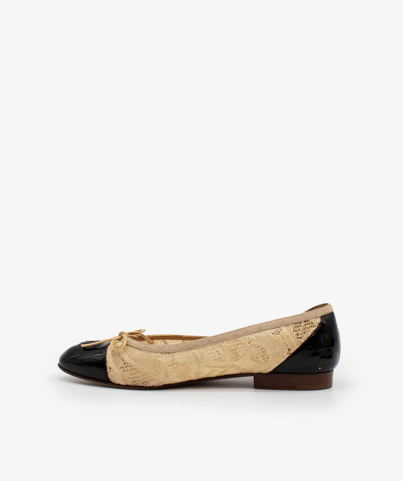 Cap toe 2025 flats chanel