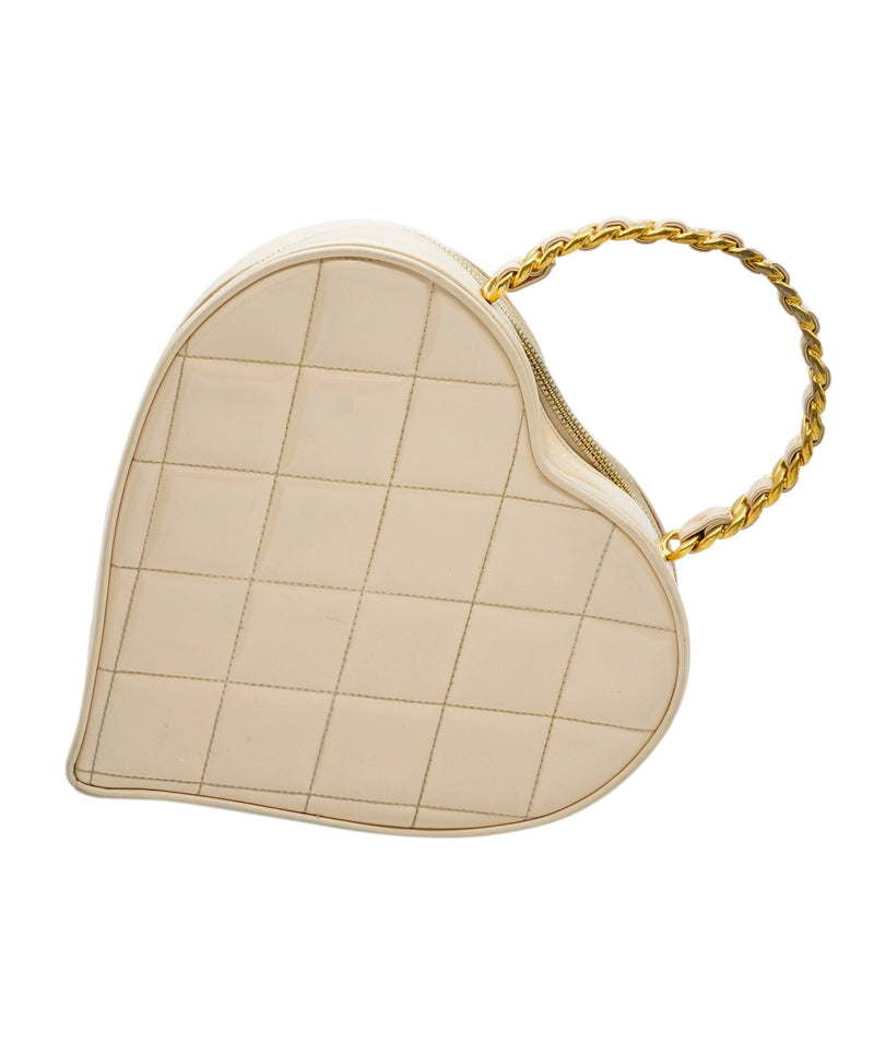 CHANEL Pre-Owned 2022 diamond-quilted heart-shaped Crossbody Bag - Farfetch