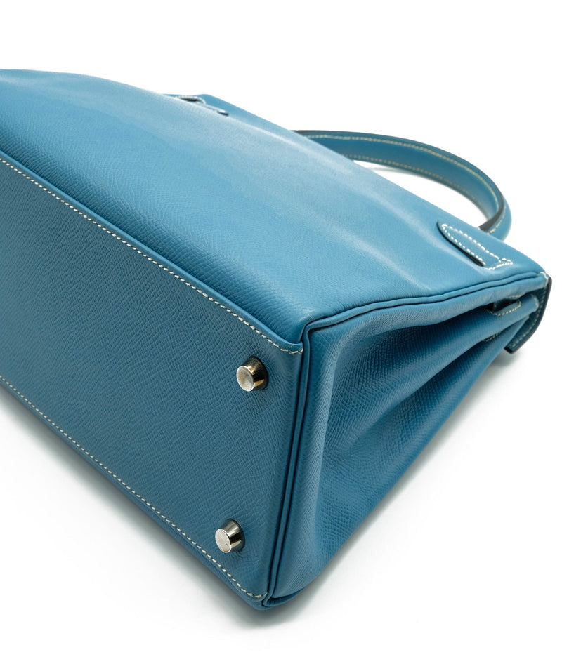 This stunning Hermès Kelly 25cm bag is featured in Deep Blue color