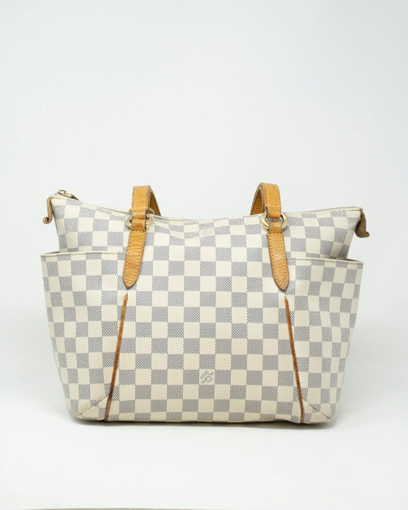 The Louis Vuitton Totally MM in Damier Ebene. And what a beauty this o