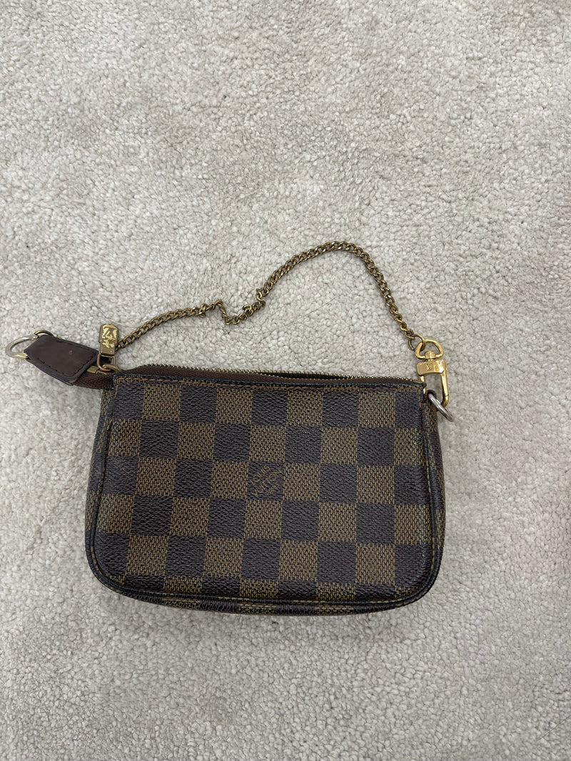 LV wallet condition: pretty worn in - Depop