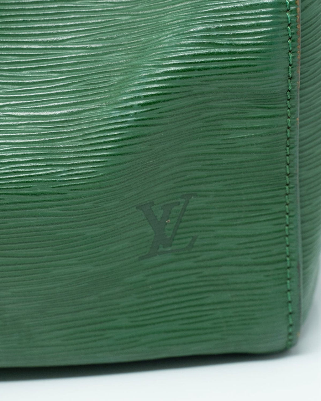 A hint of green  Louis vuitton speedy 25 outfits, Speedy