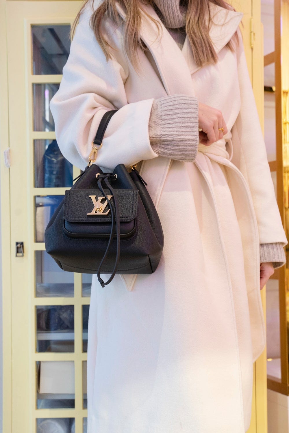 Changing out my Louis Vuitton Bags: What fits inside the LV Lockme Bucket  Bag? 
