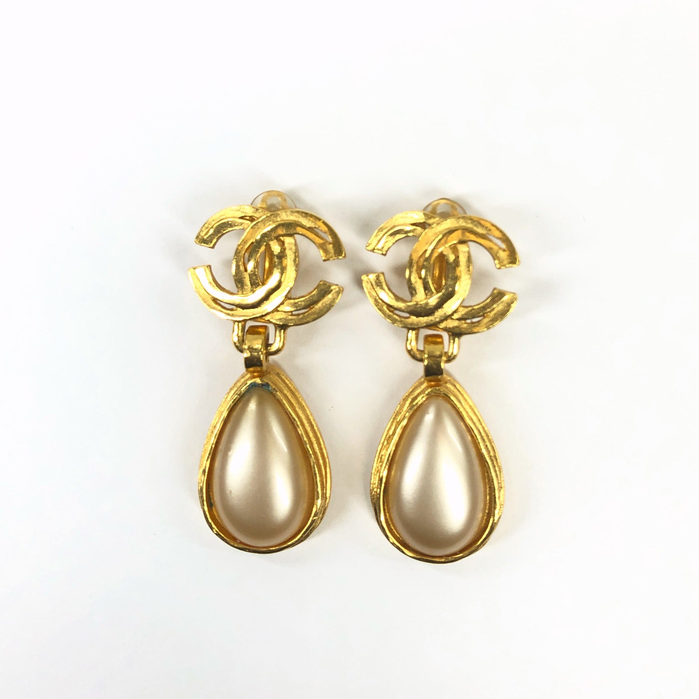 LuxuryPromise Chanel 97A Pearl Hanging Earrings