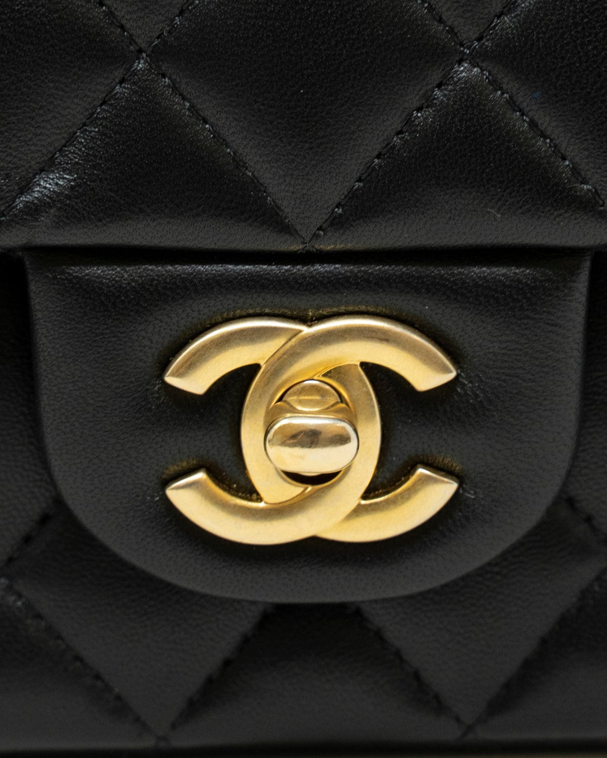 LuxuryPromise Chanel classic flap top handle