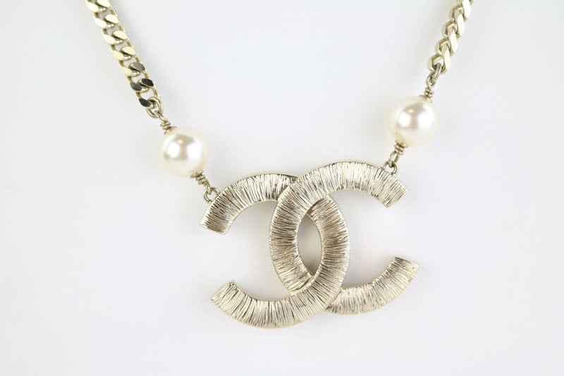 chanel cc pearl necklace