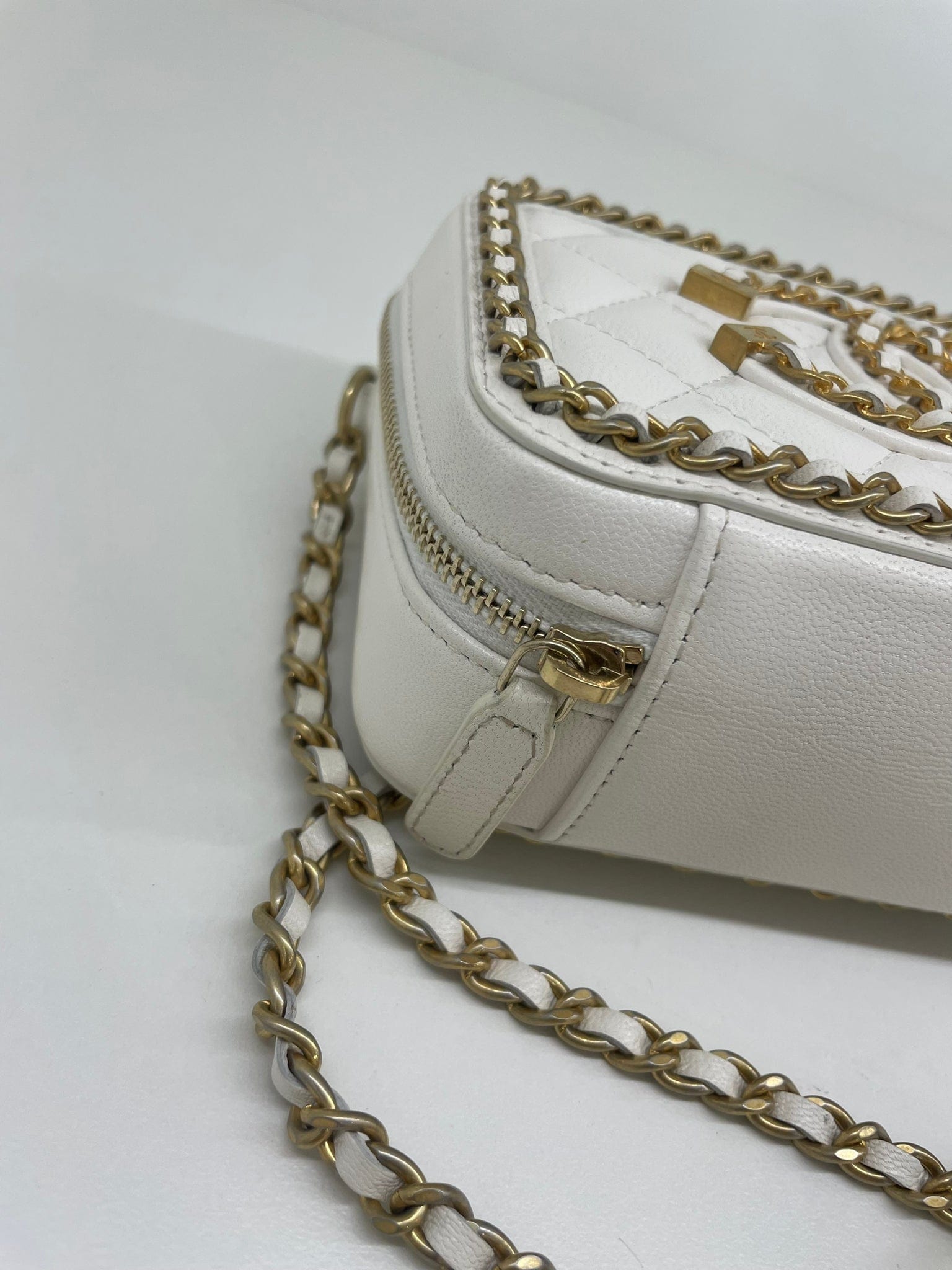 PH Luxury Consignment Chanel White Vanity Small - Chain Detail